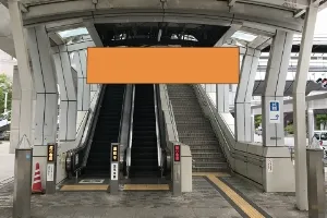 ロの字デッキ1階（駅側）横断幕