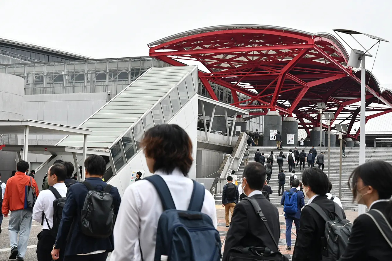 幕張メッセの入場口に向かう来場者