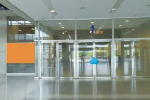 中央モール
                ホール入口ガラス面広告