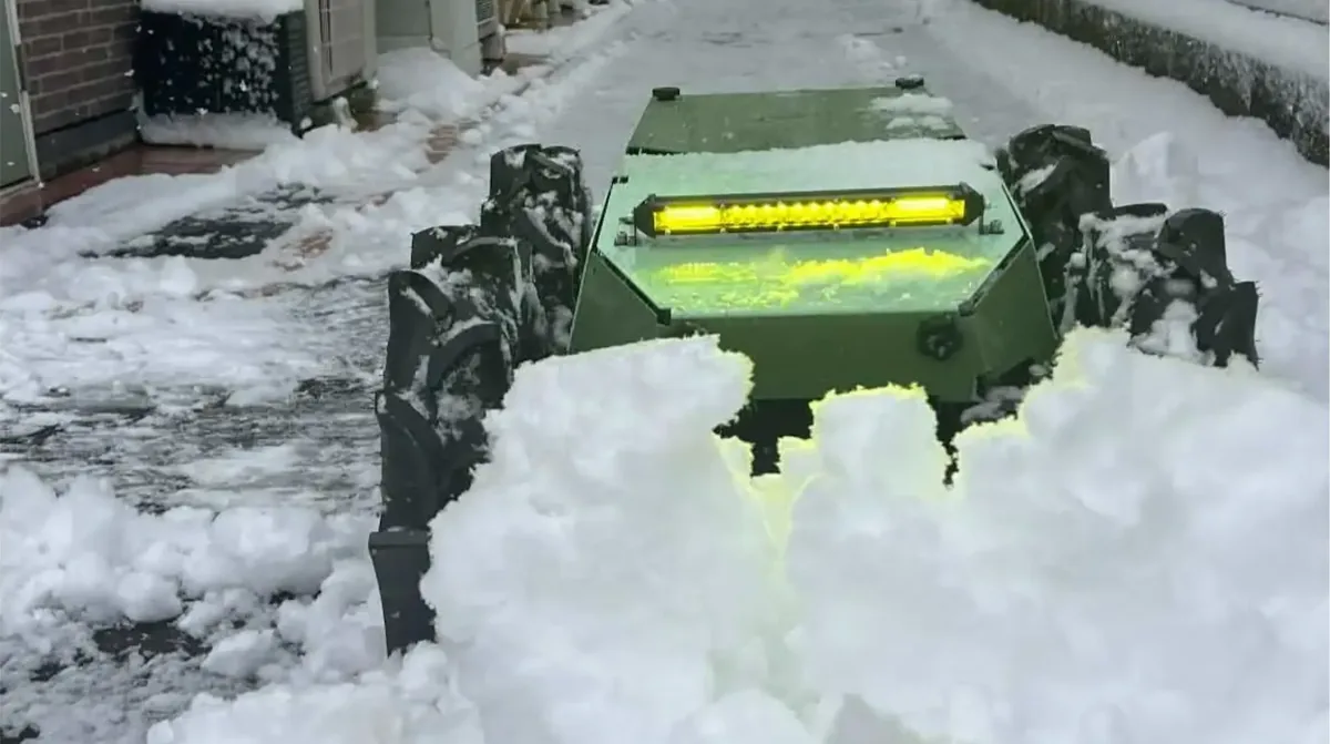 雪国の危険・重労働を無人化する国産陸上ドローン「除雪ドローン®」